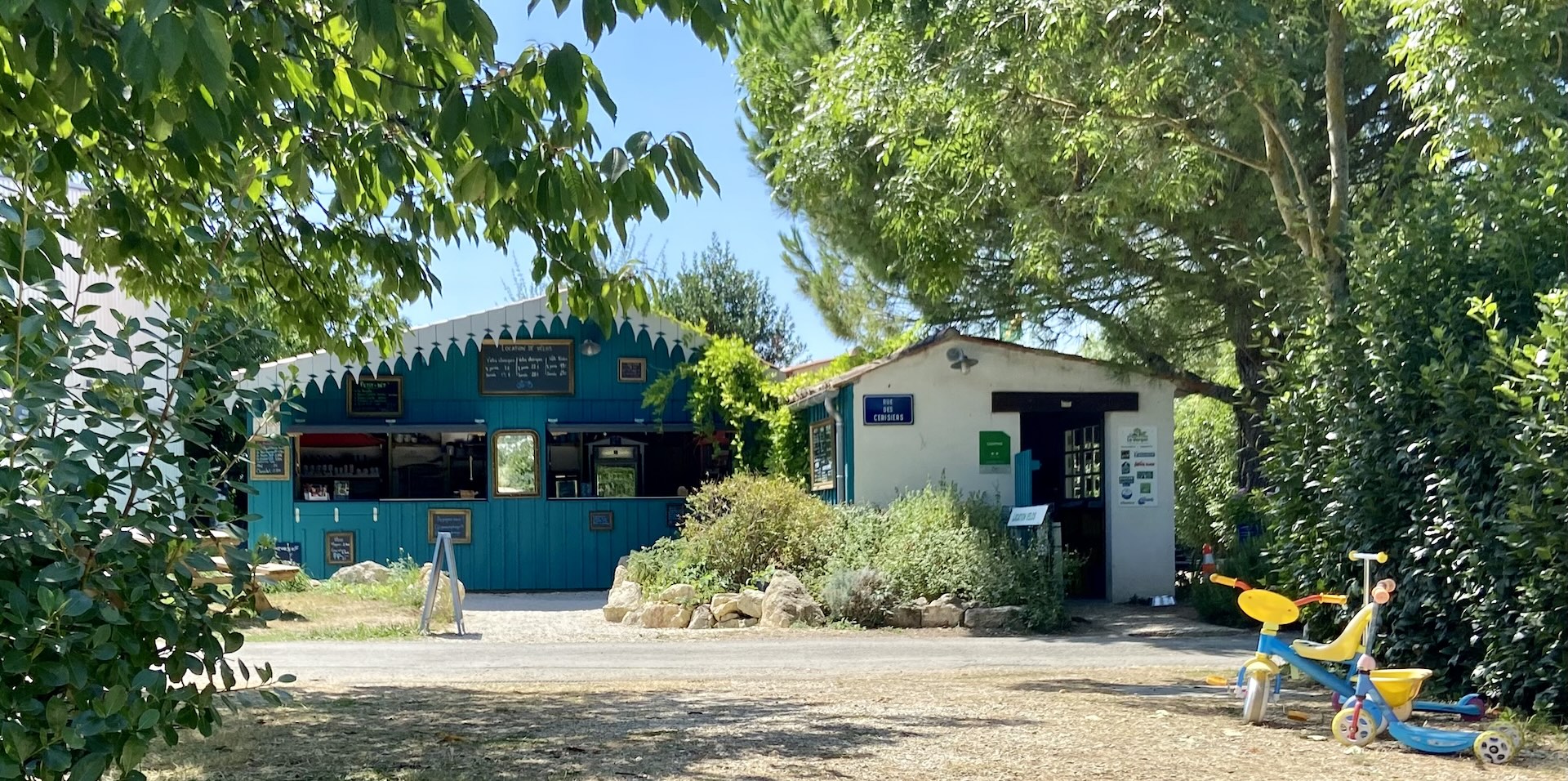 <div class='cnt'><h3>Accueil épicerie bar du camping</h3></div>